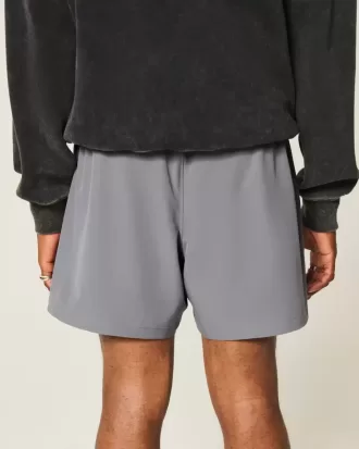 Pantaloncini sportivi con grafica a metà coscia