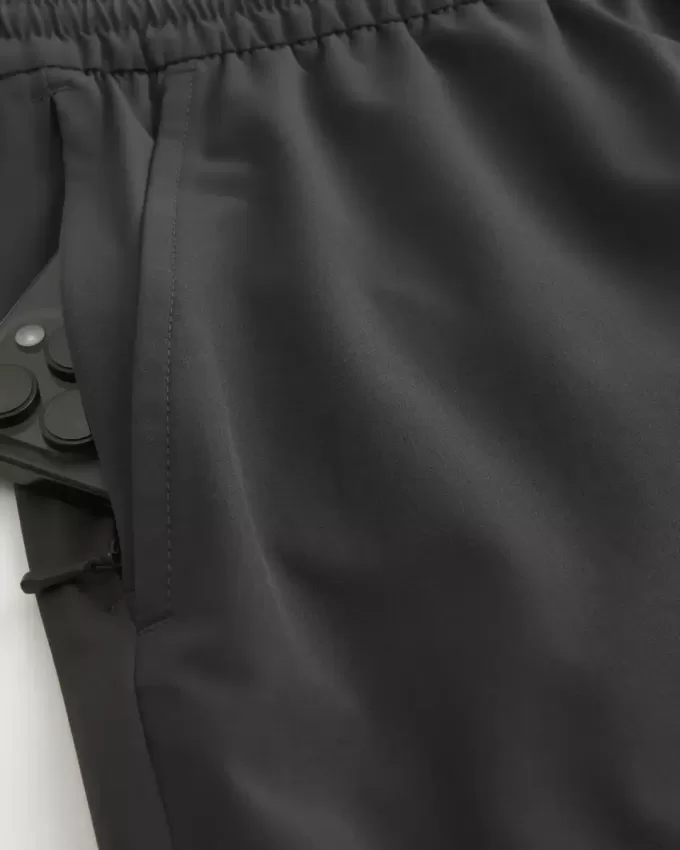 Pantaloncini sportivi con grafica a metà coscia