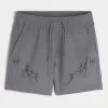 Pantaloncini sportivi con grafica a metà coscia