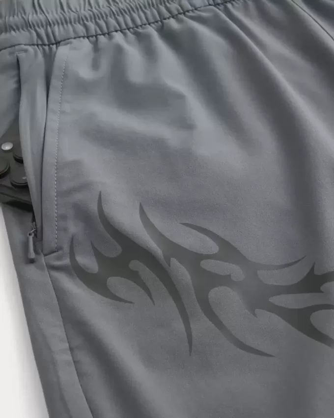 Pantaloncini sportivi con grafica a metà coscia