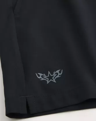 Pantaloncini sportivi con logo a metà coscia