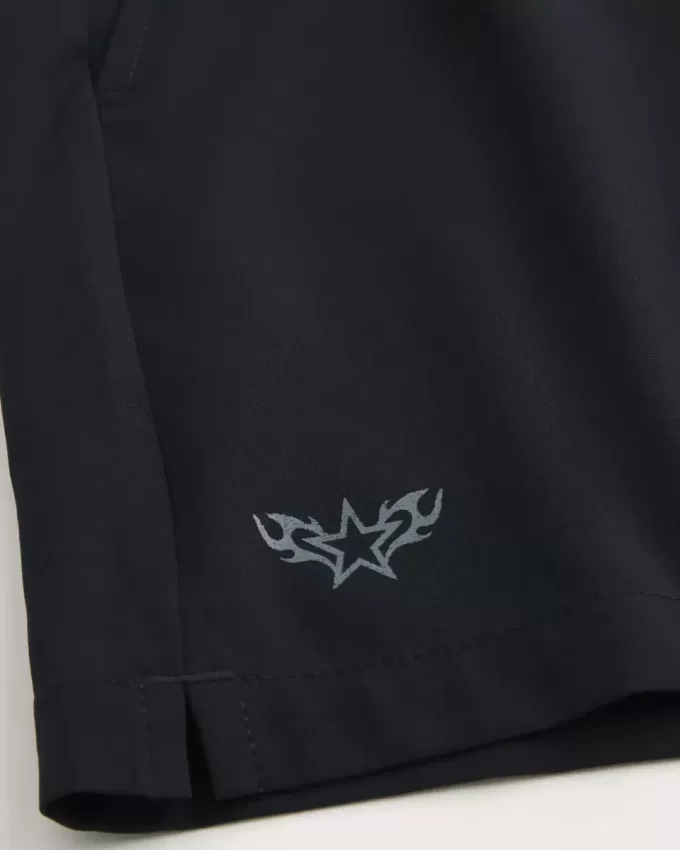 Pantaloncini sportivi con logo a metà coscia