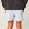 Pantaloncini sportivi con logo a metà coscia