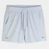 Pantaloncini sportivi con logo a metà coscia