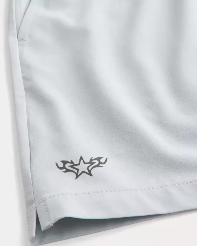 Pantaloncini sportivi con logo a metà coscia