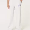 Pantaloni a gamba larga in pile con grafica NYC Pantaloni a gamba larga in pile con grafica NYC