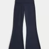 Pantaloni a zampa con vita ripiegata e grafica Aloha