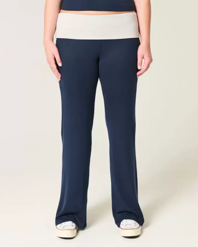 Pantaloni a zampa in maglia con risvolto in vita