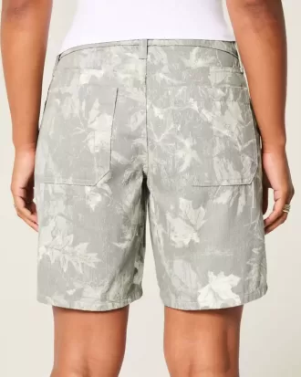 Shorts mimetici a vita bassa e larghi con curve