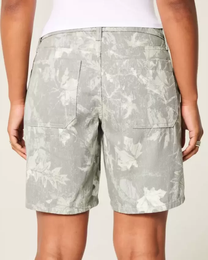 Shorts mimetici a vita bassa e larghi con curve