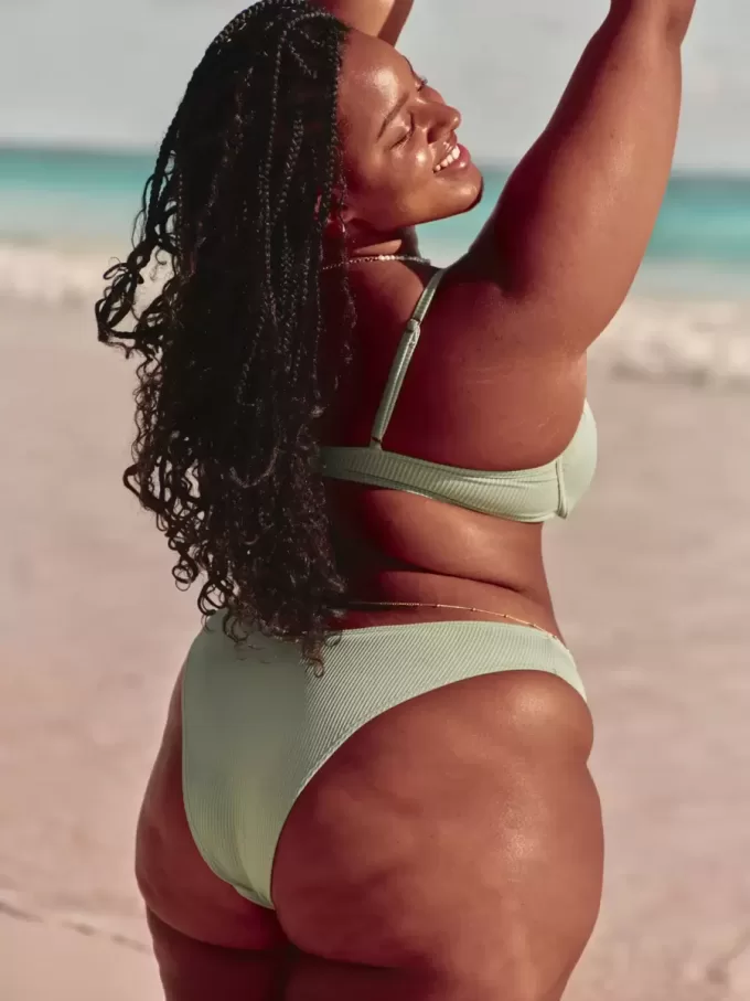 Slip bikini a coste con sgambatura alta e sgambatura alta Slip bikini a coste con sgambatura alta e sgambatura alta