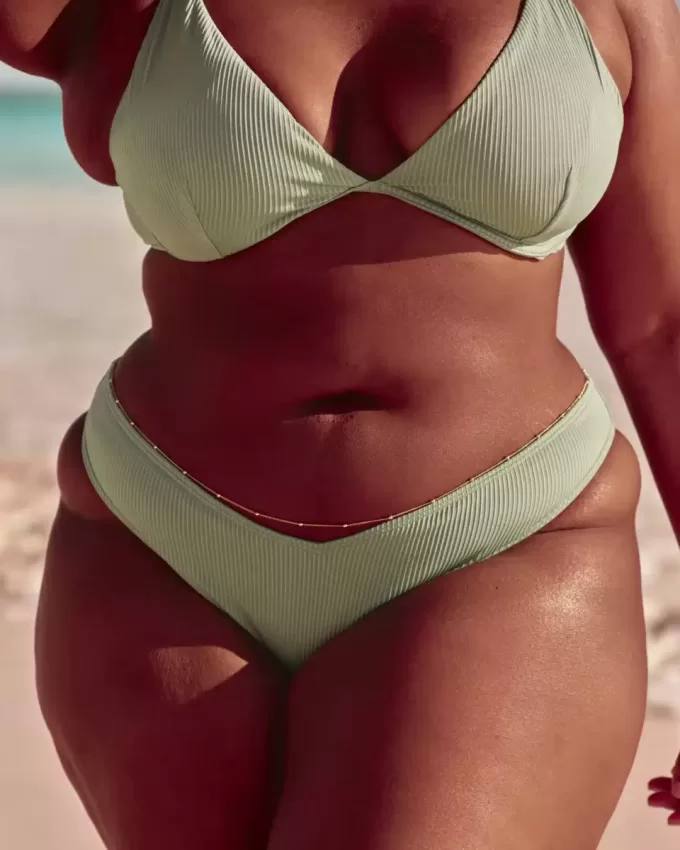 Slip bikini a coste con sgambatura alta e sgambatura alta Slip bikini a coste con sgambatura alta e sgambatura alta