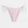 Slip bikini a vita bassa e sfacciato Slip bikini a vita bassa e sfacciato