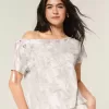 T-shirt mimetica con lacci e spalle scoperte