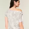 T-shirt mimetica con lacci e spalle scoperte