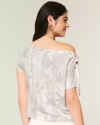 T-shirt mimetica con lacci e spalle scoperte