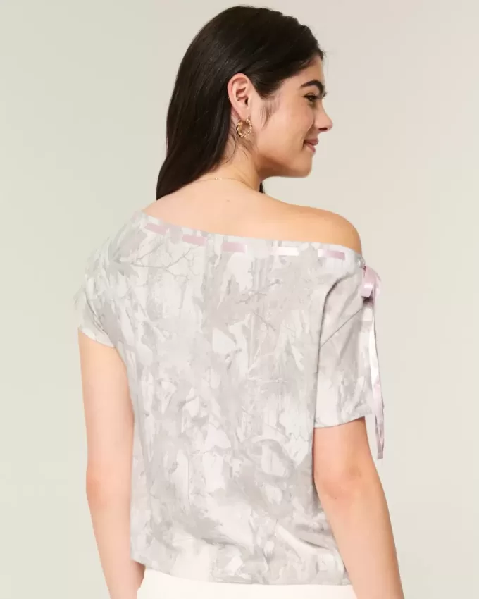 T-shirt mimetica con lacci e spalle scoperte