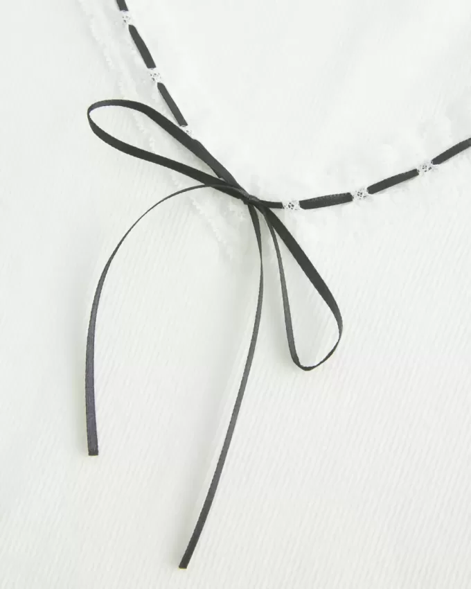Top a maniche lunghe con pizzo