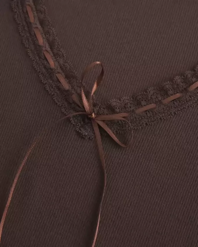 Top a maniche lunghe con pizzo