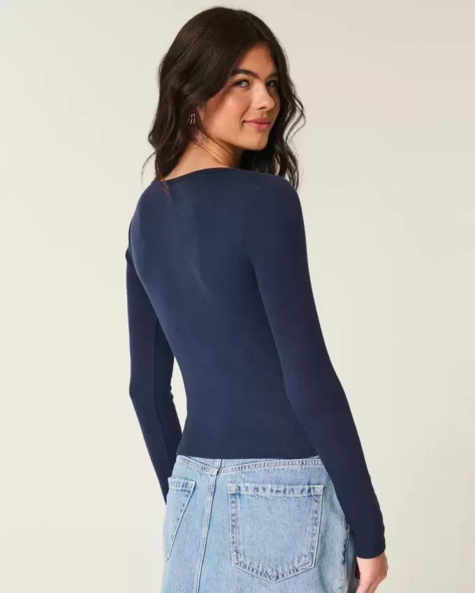 Top a maniche lunghe con scollo quadrato
