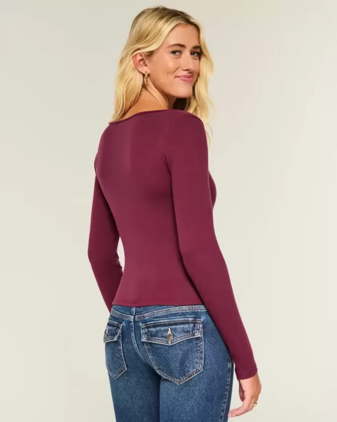 Top a maniche lunghe con scollo quadrato