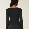 Top a maniche lunghe con scollo quadrato