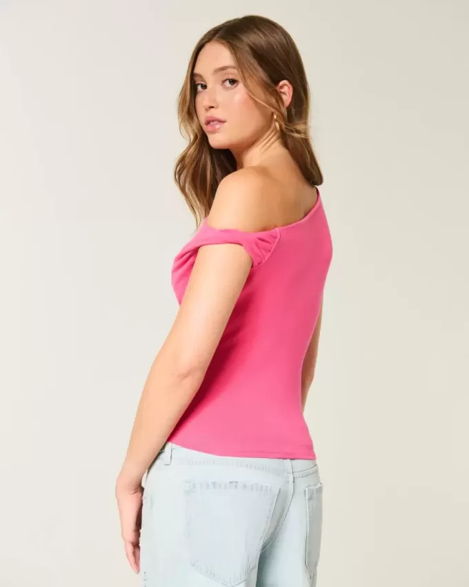 Top asimmetrico con spalle scoperte