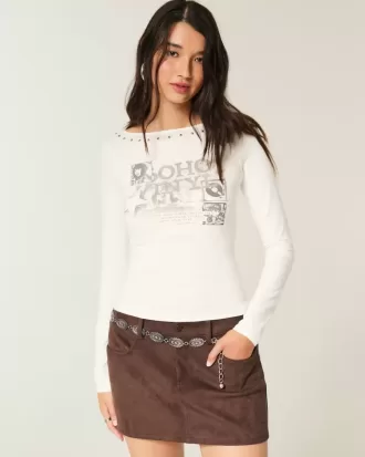 Top con scollo a V e grafica SoHo con borchie