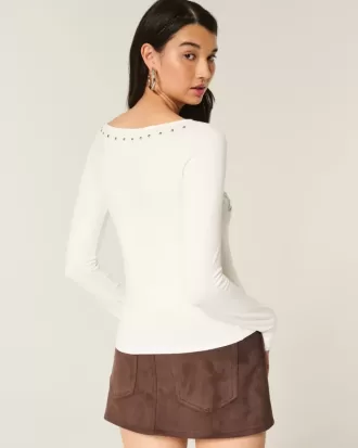Top con scollo a V e grafica SoHo con borchie