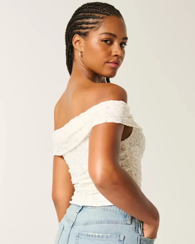 Top in pizzo con scollo a V e spalle scoperte